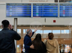 Стотици хиляди пътници блокирани след спирането на полети заради ударите срещу Иран Стотици хиляди пътници блокирани след спирането на полети заради ударите срещу Иран