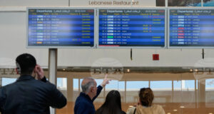 Стотици хиляди пътници блокирани след спирането на полети заради ударите срещу Иран