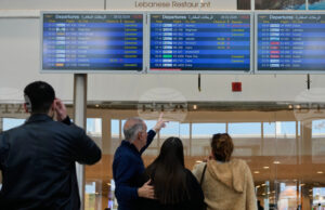 Стотици хиляди пътници блокирани след спирането на полети заради ударите срещу Иран