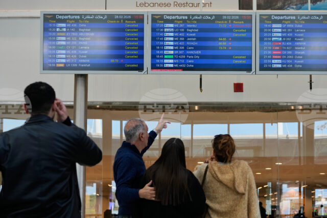 Стотици хиляди пътници блокирани след спирането на полети заради ударите срещу Иран