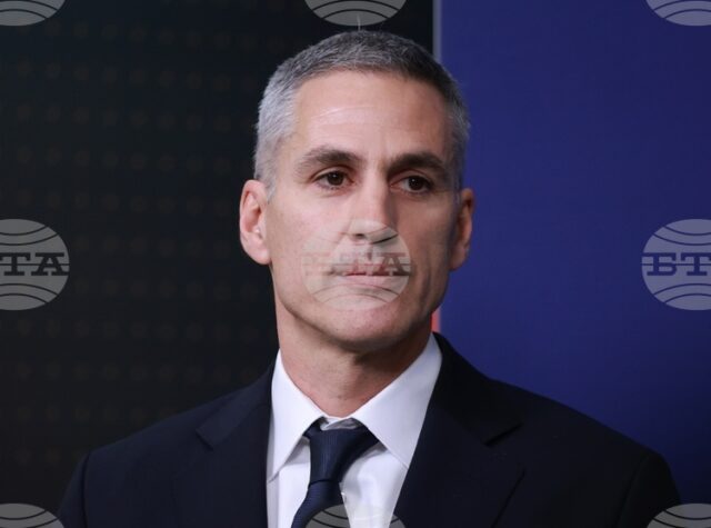 Струва си да си напомним колко много от силата на Струва си да си напомним колко много от силата на този свят идва от дамите, каза служебният министър-председател Андрей Гюров