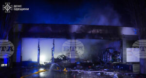 Трима души са ранени след нощната атака с дронове, щети са нанесени на жилищни сгради в Одеса, съобщи началникът на градската военна администрация