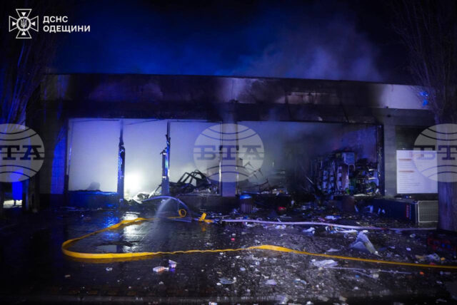 Трима души са ранени след нощната атака с дронове, щети са нанесени на жилищни сгради в Одеса, съобщи началникът на градската военна администрация