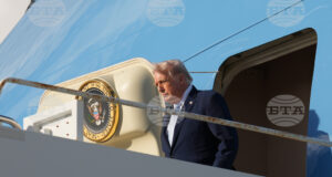 Президентът на САЩ Доналд Тръмп слиза от самолета си на Международното летище в Палм Бийч, Флорида, 20 март 2026 г.