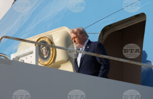 Президентът на САЩ Доналд Тръмп слиза от самолета си на Международното летище в Палм Бийч, Флорида, 20 март 2026 г.