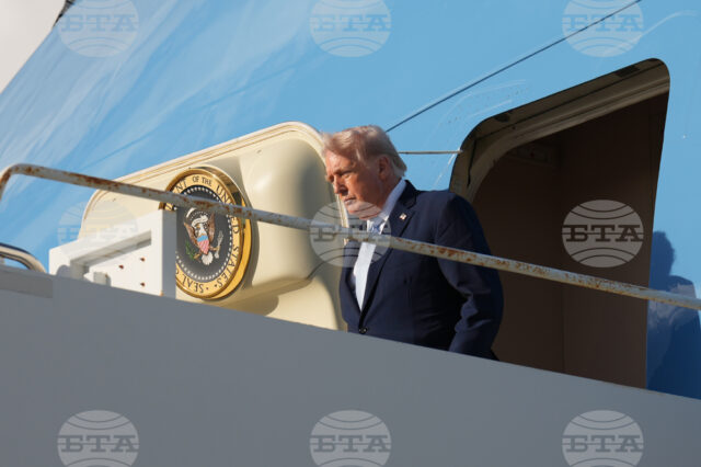 Президентът на САЩ Доналд Тръмп слиза от самолета си на Международното летище в Палм Бийч, Флорида, 20 март 2026 г.
