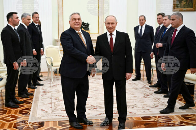 Ръкостискане между лидерите на Русия и Унгария Владимир Путин и Виктор Орбан по време на срещата в Сенатския дворец в Кремъл, 28 ноември 2025 г.