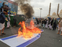 Хутите се включиха във войната в Близкия изток, напрежението в региона расте Привърженици на хутите горят израелско знаме по време на протест в йеменската столица Сана против войната на Израел и САЩ срещу Иран, 6 март 2026 г.