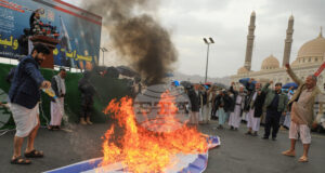 Привърженици на хутите горят израелско знаме по време на протест в йеменската столица Сана против войната на Израел и САЩ срещу Иран, 6 март 2026 г.