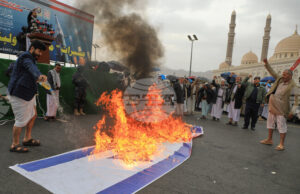 Привърженици на хутите горят израелско знаме по време на протест в йеменската столица Сана против войната на Израел и САЩ срещу Иран, 6 март 2026 г.