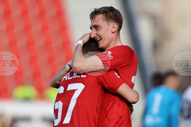 ЦСКА 1948 разгроми Локомотив (Пловдив) като гост и временно изпревари Лудогорец на втората позиция в класирането на Първа лига