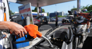 Цените на петрола отчетоха рязък скок след съобщения за ирански удари върху енергийна инфраструктура в Персийския залив