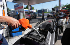 Цените на петрола отчетоха рязък скок след съобщения за ирански удари върху енергийна инфраструктура в Персийския залив