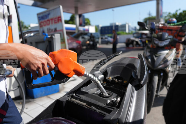 Цените на петрола отчетоха рязък скок след съобщения за ирански удари върху енергийна инфраструктура в Персийския залив