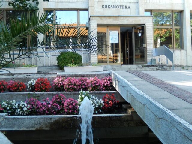 Библиотекари от Търговище акцентират на емоциите на плам и любов в статиите за Деня на българската свобода, вдъхновили поколенията през последните 80 години