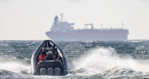 Шведски съд разпореди руският капитан на танкер, задържан в Балтийско море, да остане в ареста