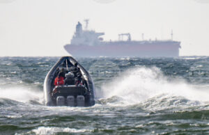 Шведски съд разпореди руският капитан на танкер, задържан в Балтийско море, да остане в ареста