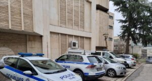 Шофьор, употребил наркотици, се ударил с автомобила си последователно в две превозни средства в Дупница, има пострадал