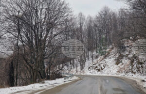 Шофьорите, пътуващи през планинските проходи, да са с готови за зимни условия автомобили, предупреждават от Агенция „Пътна инфраструктура“ Шофьорите, пътуващи през планинските проходи, да са с готови за зимни условия автомобили, предупреждават от Агенция „Пътна инфраструктура"