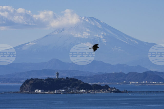 Япония пусна специален влак за разглеждане на планината Фуджи