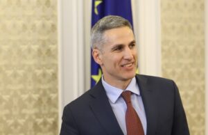 „Черните лебеди“, които накацаха правителството на Гюров Андрей Гюров