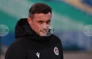 "С човек по-малко играхме много по-добре, отколкото през първото полувреме", каза старши треньорът на Локомотив (София) Станислав Генчев