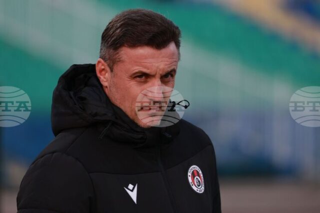 "С човек по-малко играхме много по-добре, отколкото през първото полувреме", "С човек по-малко играхме много по-добре, отколкото през първото полувреме", каза старши треньорът на Локомотив (София) Станислав Генчев