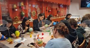 Благотворителната инициатива „Яйцата на художника“ събра творци и ученици в Троян