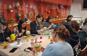 Благотворителната инициатива „Яйцата на художника“ събра творци и ученици в Троян