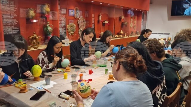 Благотворителната инициатива „Яйцата на художника“ събра творци и ученици в Благотворителната инициатива „Яйцата на художника“ събра творци и ученици в Троян