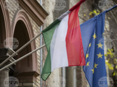 Знамената на Унгария и ЕС на фасадата на сграда в центъра на Будапеща