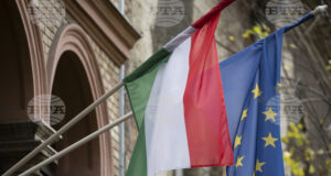 Знамената на Унгария и ЕС на фасадата на сграда в центъра на Будапеща