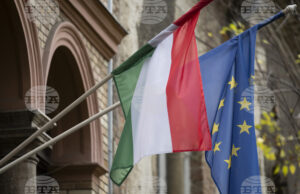 Знамената на Унгария и ЕС на фасадата на сграда в центъра на Будапеща