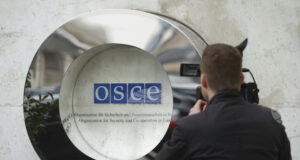 Европейски законодатели разкритикуваха участието на бивша преводачка на Путин като наблюдател на изборите в Унгария