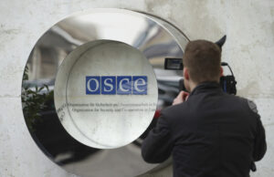 Европейски законодатели разкритикуваха участието на бивша преводачка на Путин като наблюдател на изборите в Унгария