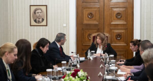 президентът Илияна Йотова на среща със служебния министър на земеделието и храните Иван Христанов и неговия екип.