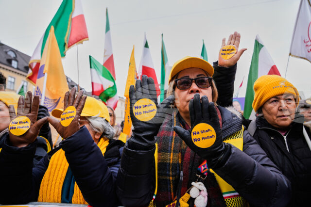 Иран екзекутира двама мъже, свързани с дисидентска опозиционна групировка, съобщиха Иран екзекутира двама мъже, свързани с дисидентска опозиционна групировка, съобщиха местните власти