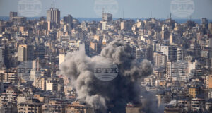 Дим се издига над ливанската столица Бейрут след израелски удар, 6 март 2026 г.