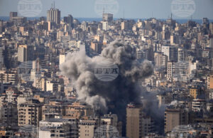 Дим се издига над ливанската столица Бейрут след израелски удар, 6 март 2026 г.