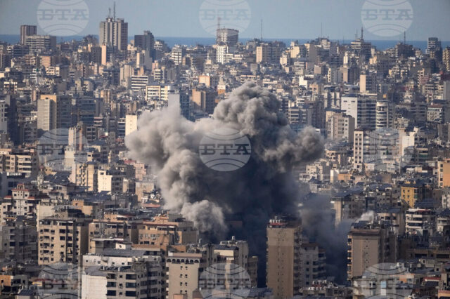 Как се живее в Ливан, където бомби падат непрекъснато Дим се издига над ливанската столица Бейрут след израелски удар, 6 март 2026 г.