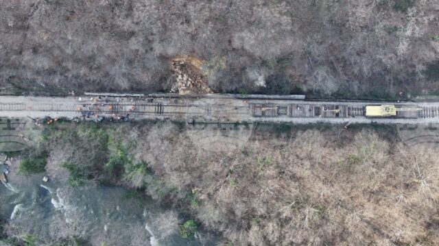 Локомотивът от железопътния инцидент край Стайновци е отстранен от линията, работници извършват реконструкция на железния път