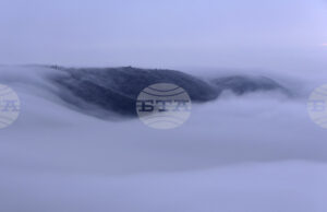 За силен до ураганен вятър в планините, на места над 100 км/ч, съобщиха от Планинската спасителна служба