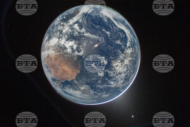 Земята, снимана от "Орион"