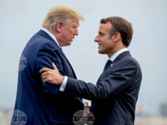 Президентът на САЩ Доналд Тръмп (вляво) и френският му колега Еманюел Макрон се поздравяват по време на срещата на върха на Г-7 в Биариц, Франция, 24 август 2019 г.
