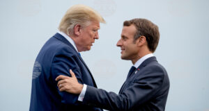 Президентът на САЩ Доналд Тръмп (вляво) и френският му колега Еманюел Макрон се поздравяват по време на срещата на върха на Г-7 в Биариц, Франция, 24 август 2019 г.