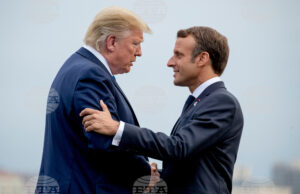 Президентът на САЩ Доналд Тръмп (вляво) и френският му колега Еманюел Макрон се поздравяват по време на срещата на върха на Г-7 в Биариц, Франция, 24 август 2019 г.