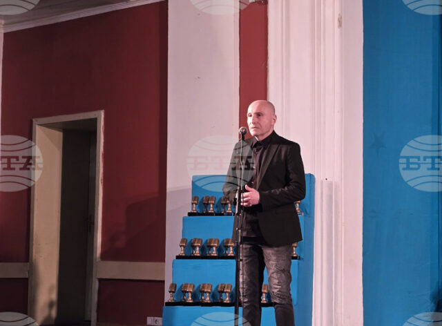 Над 100 млади изпълнители участват в националния конкурс "Звездици за Над 100 млади изпълнители участват в националния конкурс "Звездици за Лора" в Свищов