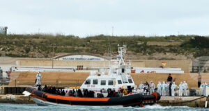 Над 70 души са в неизвестност след потъването на кораб с мигранти в Средиземно море, казаха неправителствени организации