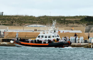 Над 70 души са в неизвестност след потъването на кораб с мигранти в Средиземно море, казаха неправителствени организации