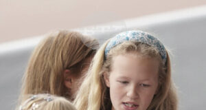 ОБЗОР
                                                                                                Звездата на Исла Филипс изгрява на небосклона на британското кралско семейство